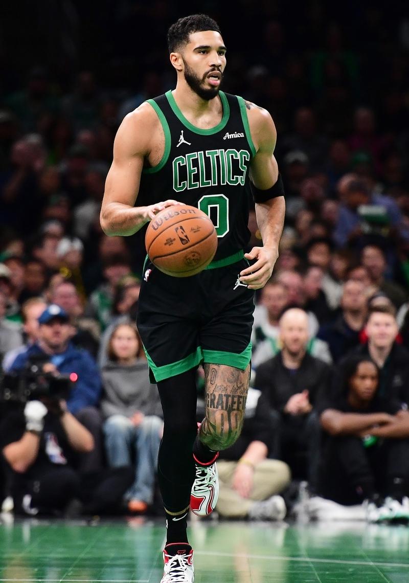 塔图姆在日本队比赛中险胜，出色发挥引发热议！