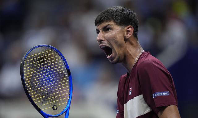  爆冷引发热议！，德约科维奇在巴塞罗那比赛中最后时刻胜出赢得满堂喝彩